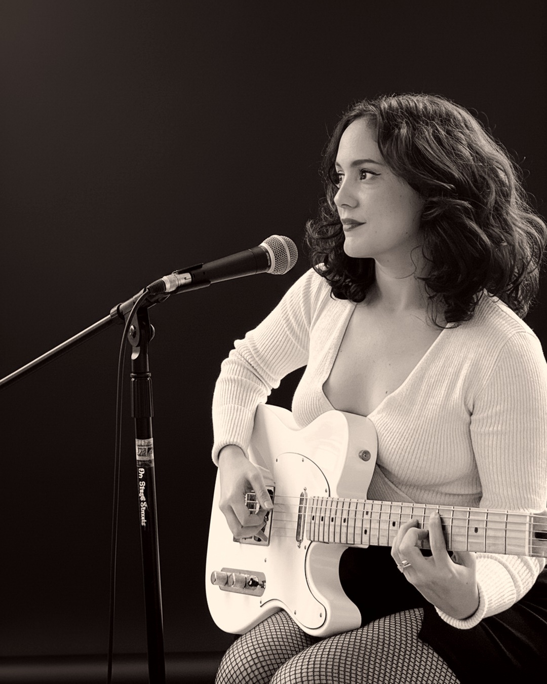 Sara Ontaneda at No More Cafe
